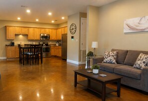 Interior - Ground Floor · 3BR Sleeps 8 · Near Ingalls/Chevron (Moss Point)