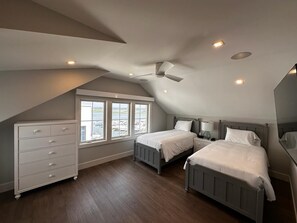 6 habitaciones, escritorio y tabla de planchar con plancha