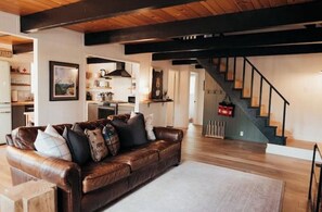 Smart-TV, Kamin, Bücher, Musikbibliothek