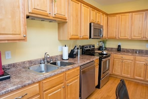 Fridge, microwave, oven, stovetop - Crew Stay 3BR · Near Chevron & Ingalls · Kitchen (Moss Point)