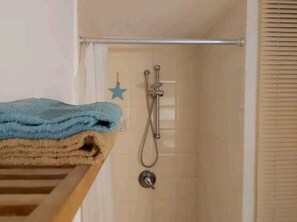 Douche, bidet, savon, papier de toilette