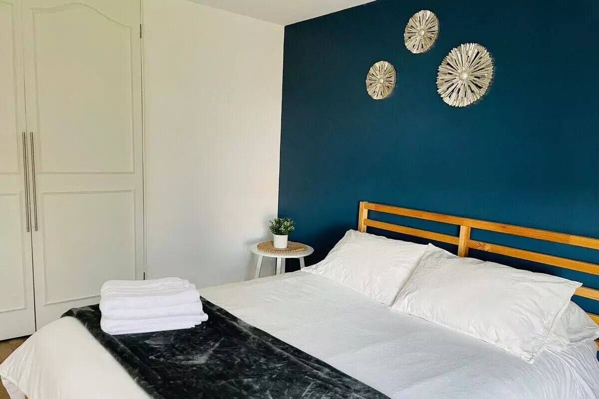 Apartment | Schreibtisch, laptopgeeigneter Arbeitsplatz, Verdunkelungsvorhänge
