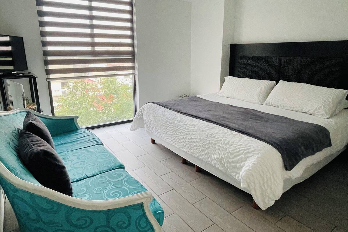 Apartment | Schreibtisch, laptopgeeigneter Arbeitsplatz, Verdunkelungsvorhänge