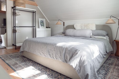 Modern cozy carriage house on quiet corner lot -walk/bike to downtown- sleeps 5