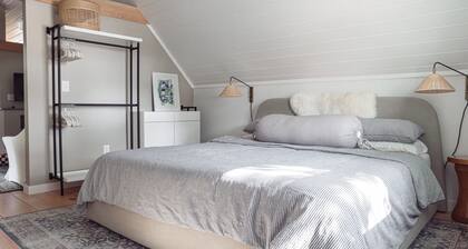 Modern cozy carriage house on quiet corner lot -walk/bike to downtown- sleeps 5