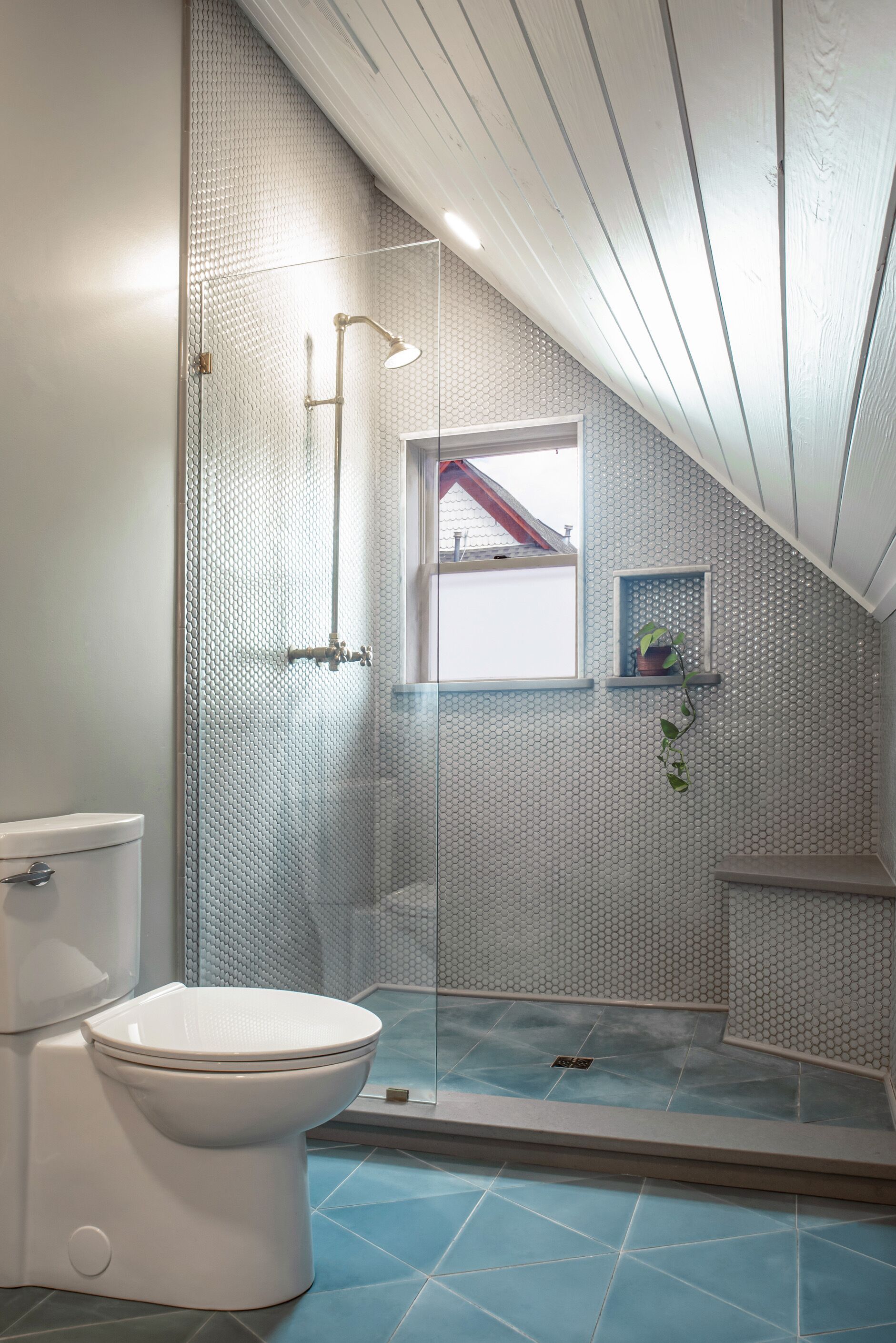 Een douche, een haardroger, handdoeken, zeep