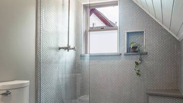 Een douche, een haardroger, handdoeken, zeep