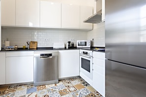 Kühlschrank, Mikrowelle, Ofen, Herdplatte