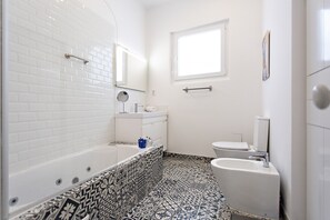 Baignoire, sèche-cheveux, serviettes fournies