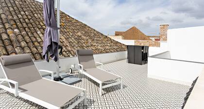 Central, w/ terrace and city view