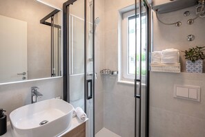 تجهيزات دش، مجففات شعر، مناشف، صابون