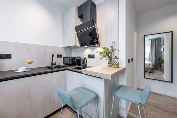 ثلاجة، ميكروويف، فرن، موقد طهي مسطح