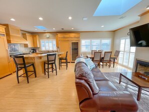 TV, caminetto, tavolo da ping pong