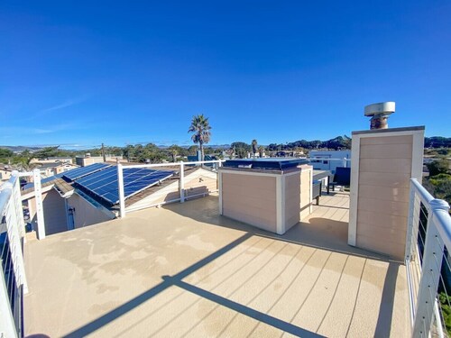 2 min walk to beach! Large Home! Rooftop Deck!