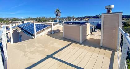 2 min walk to beach! Large Home! Rooftop Deck!