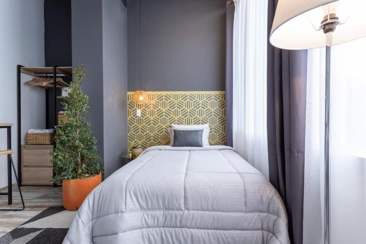 Single Room | Desk, free WiFi