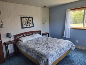 4 bedrooms, iron/ironing board, free WiFi, bed sheets