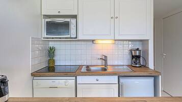 Refrigerador, horno, lavavajillas y utensilios de cocina