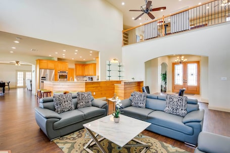TV, fireplace, foosball, offices. ‘The Oasis Ranch’ 20-Acre Ranch in Whitewright!