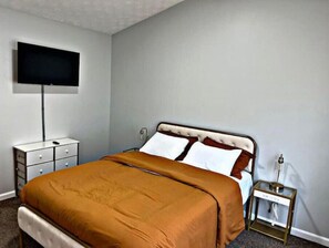 Room - No Cleaning Fee! Townhome 18 mins from Atlanta
 (Stonecrest)