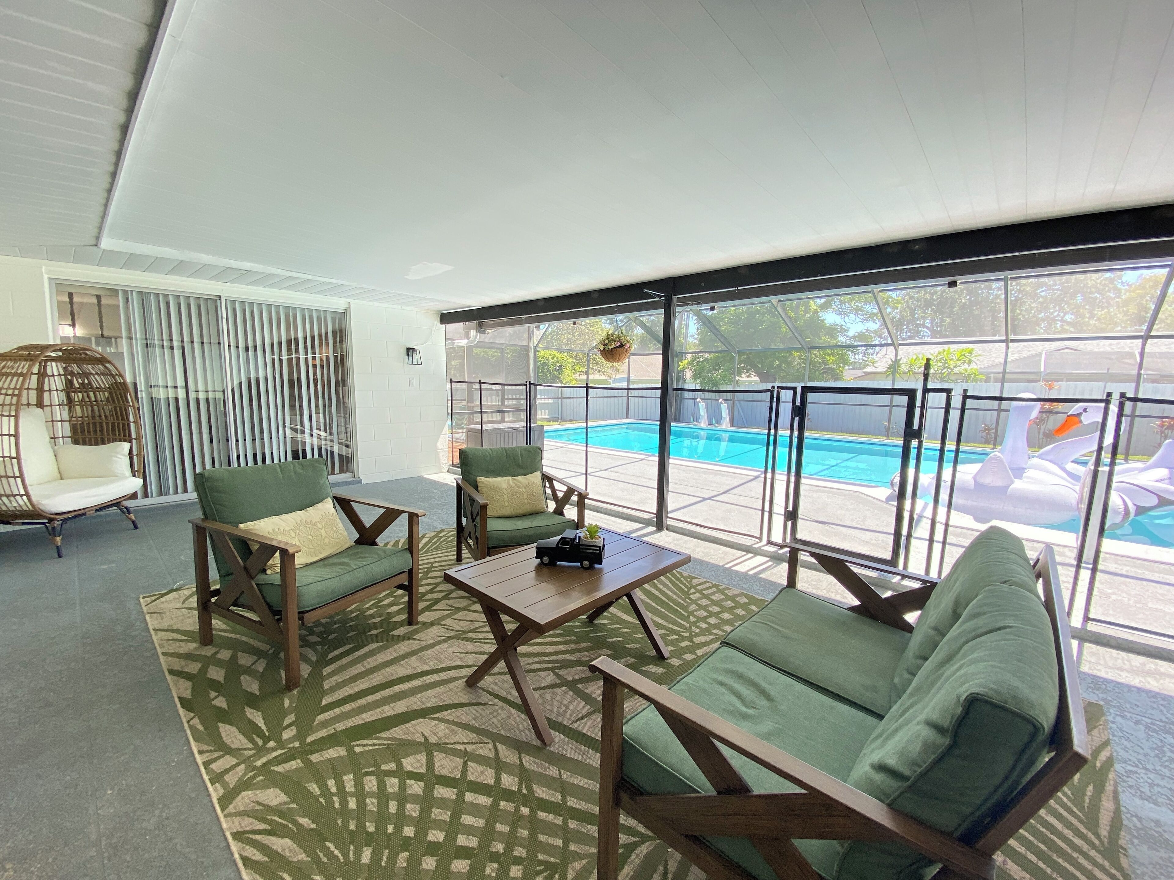Perfect 4/2 Pool Home located between Orlando and Tampa!! 