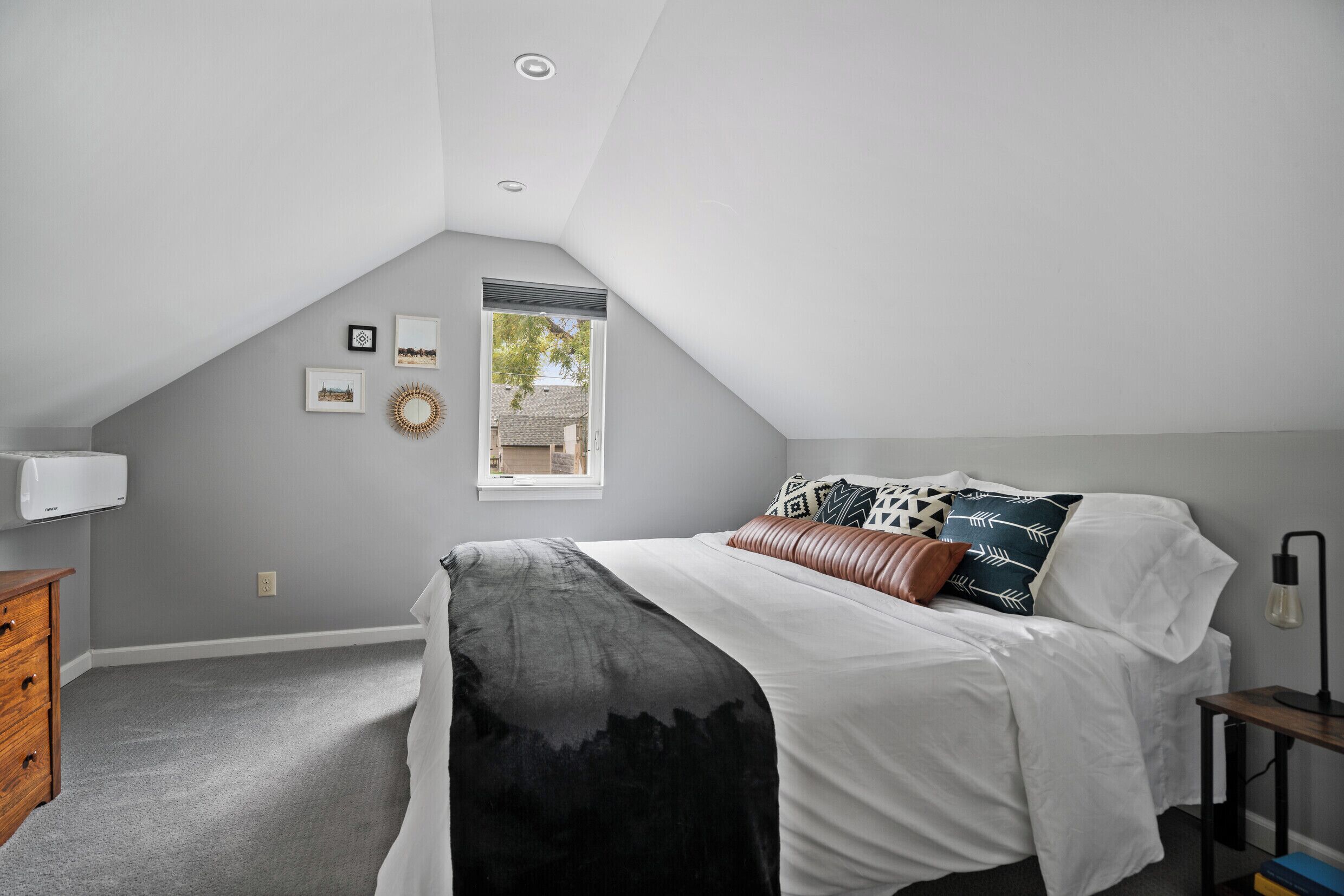 3 habitaciones, tabla de planchar con plancha y cuna de viaje 