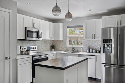 ★★2 Story Near Plaza/Westport/KU Med, King Bed, Garage Parking★★