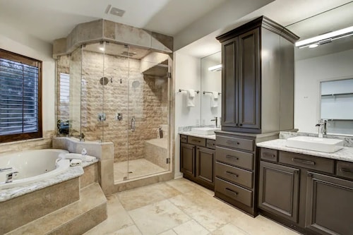 Hip Bachelor-ette Pad, Sleeps 18, Packed With Games! 2mi to Downtown Houston!!