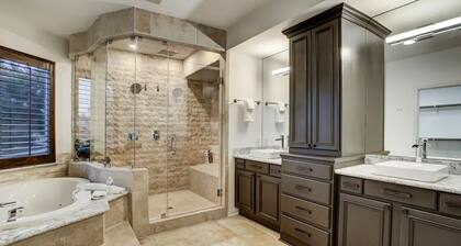 Hip Bachelor-ette Pad, Sleeps 18, Packed With Games! 2mi to Downtown Houston!!