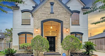 Hip Bachelor-ette Pad, Sleeps 18, Packed With Games! 2mi to Downtown Houston!!