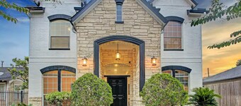 Hip Bachelor-ette Pad, Sleeps 18, Packed With Games! 2mi to Downtown Houston!!