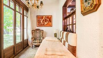 5 bedrooms, desk, WiFi