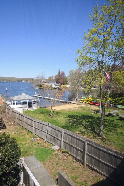 Family-Friendly Lakeside Cottage with Spectacular Sunset Views Pet-Friendly!