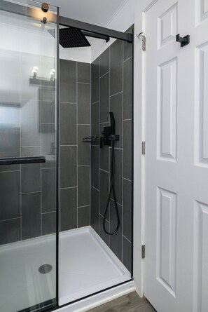 Douche, sèche-cheveux, serviettes fournies, savon