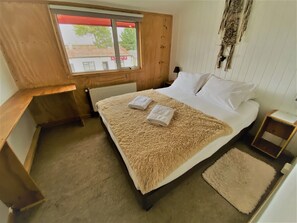 Basic Double Room | Individually decorated, individually furnished, free WiFi, bed sheets - Yagan House (Natales)
