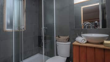 Phòng 2 giường đơn phong cách cổ điển | Phòng tắm | Khăn tắm