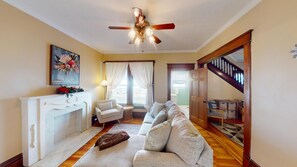 TV, DVD-spiller, bøker og filmbibliotek