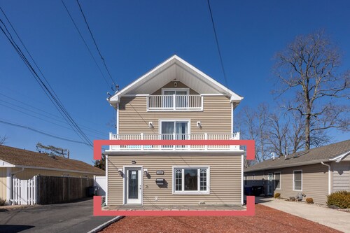 Enjoy this spacious 1 st floor Guest House "Serenity" near all the attractions.