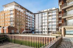 Exterior - Riverside 3BR| 20min->City Centre | Easy transport (London)