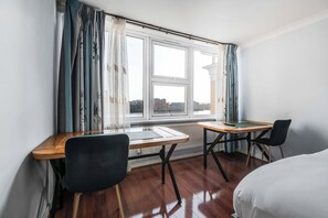 3 bedrooms, desk, iron/ironing board, WiFi (free) - Thames River View 3-Bedroom Apartment · Sleeps 8 · Free Secure Parking (London)