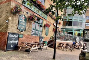 Outdoor dining - Riverside 3BR| 20min->City Centre | Easy transport (London)