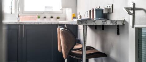 Kaffetrakter/tekoker, kjøleskap, mikrobølgeovn og ovn