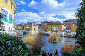 Exterior - Riverside 3BR with Easy Transport 20mins to City Centre (London)