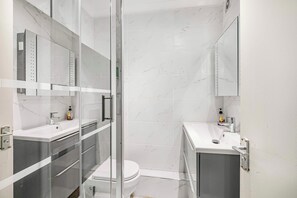 Douche, séchoir à cheveux, shampooing