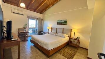 Executive Suite | Premium bedding, minibar, in-room safe, desk