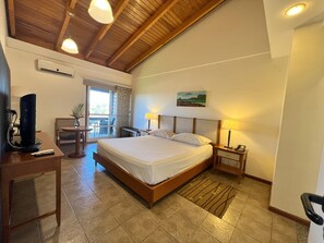 Executive Suite | Premium bedding, minibar, in-room safe, desk