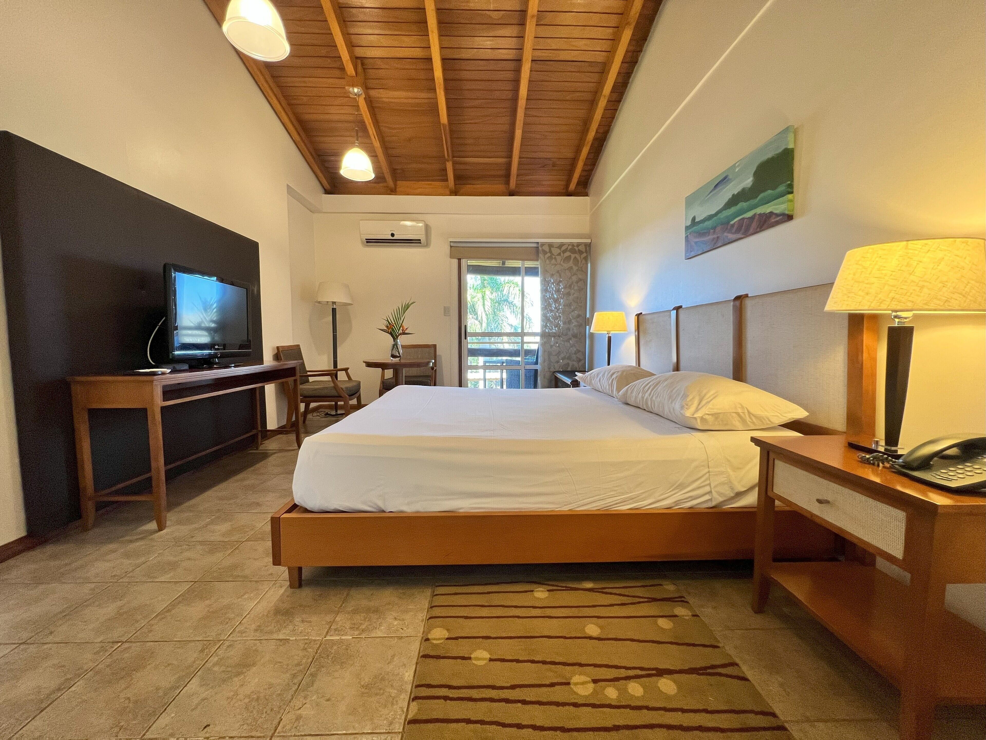 Ropa de cama de alta calidad y minibar 