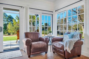 Smart TV, fireplace, ping pong