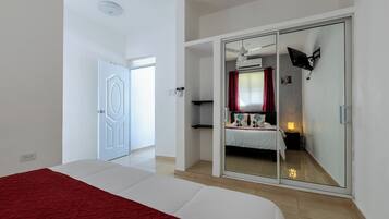 1 dormitorio, caja fuerte, escritorio y tabla de planchar con plancha