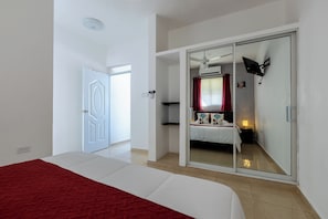 1 habitación, caja de seguridad en la habitación y escritorio